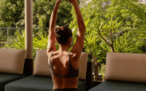 DÉTENTE ET RÉÉQUILIBRAGE: EXERCICES DE RESPIRATION SUR LE TOIT, RITUELS SPA ET RÉFLEXOLOGIE