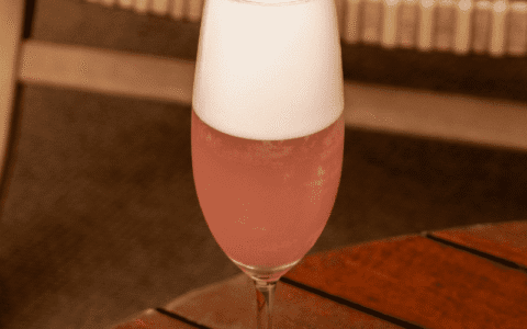 Cocktail Crimson Peach Fizz